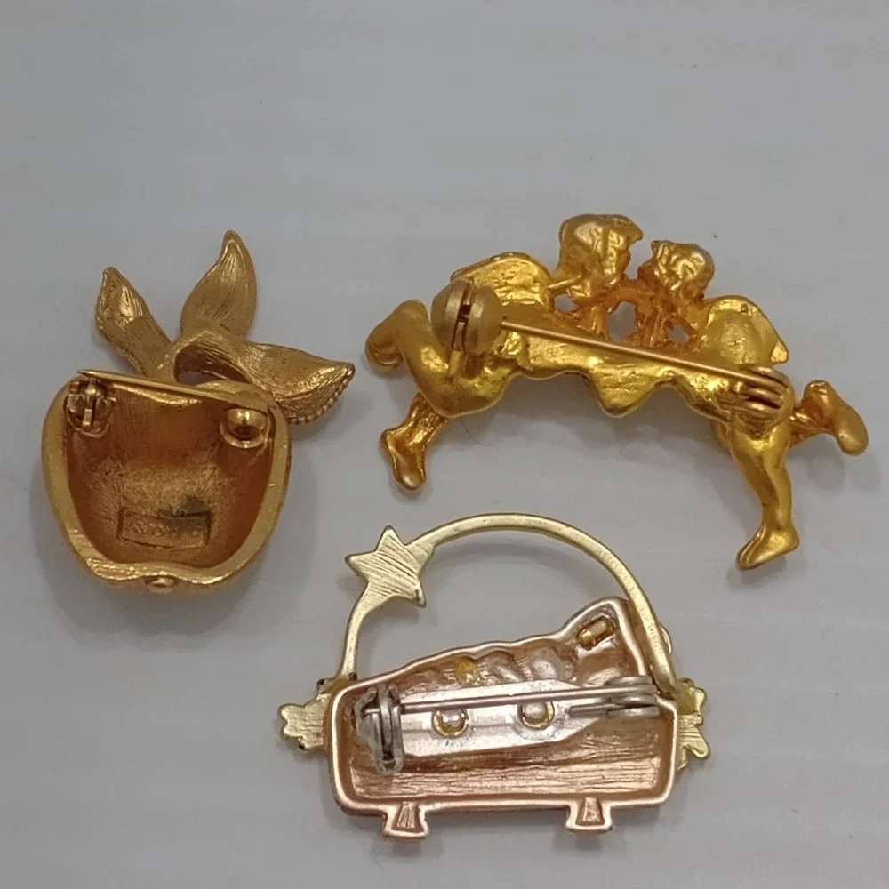 Lot 3 Vintage Gold Tone Brooches Avon Apple Angel‎ Nativity